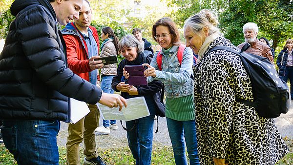 Foto einer Menschengruppe bei Spaziergang